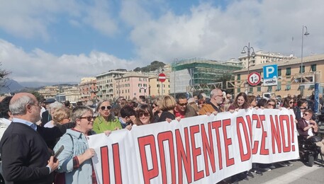 Manifestazione di comitati cittadino contro lo sviluppo del porto di Genova a Ponente (ANSA)