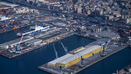 Il porto di Genova (ANSA)