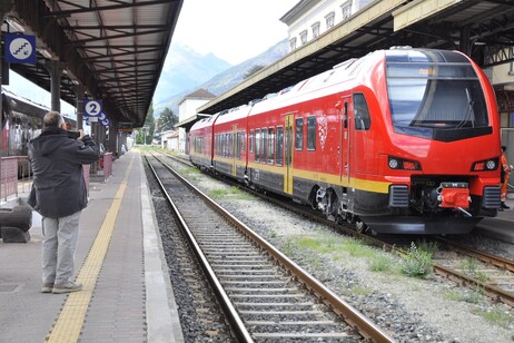 Ferrovia: primo treno bimodale in stazione ad Aosta