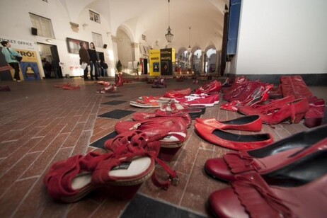 un'immagine della mostra dell'artista messicana Elina Chauvet, 'Zapatos Rojos' (Scarpe rosse) a palazzo Ducale di Genova in occasione della Giornata internazionale contro la violenza sulle donne