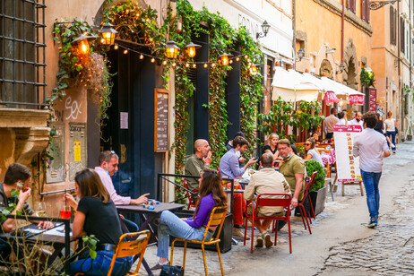 tavolini di bar e ristorante in una classica via di Trastevere a  Roma, foto iStock.