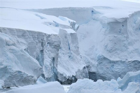 Un ghiacciaio in Antartide (fonte: Anna Hogg)