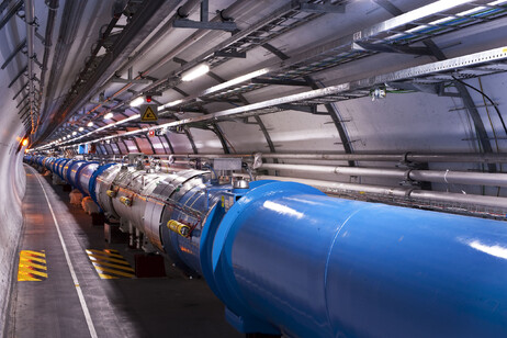 Particolare del più grande acceleratore di particelle del mondo, il Large Hadron Collider del Cern (fonte: Maximilien Brice/CERN, da Wikipedia)