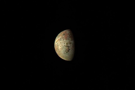 Io, una delle lune di Giove, ripresa dalla camera della sonda Juno, JunoCam, nel passaggio ravvicinato del primo marzo 2023 (fonte: immagine di NASA/JPL-Caltech/SwRI/MSSS, processata da Kevin M. Gill - CC BY)