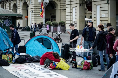 Studenti universitari manifestano, con le loro tende, a Torino