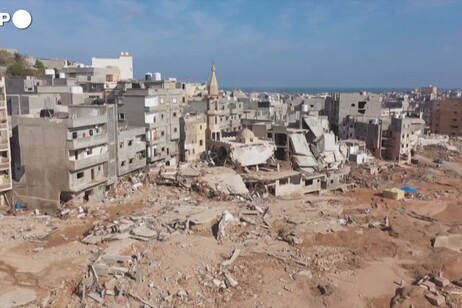 Libia, Derna distrutta dall'alluvione: la citta' vista dall'alto