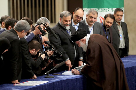 Iranians vote for Iran's legislative election