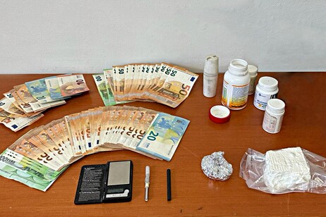 La droga, il denaro e il bilancino sequestrati dai carabinieri di La Thuile