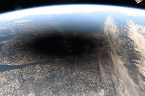 L'ombra dell'eclissi sulla Terra fotografata dalla Stazione Spaziale (fonte: NASA)