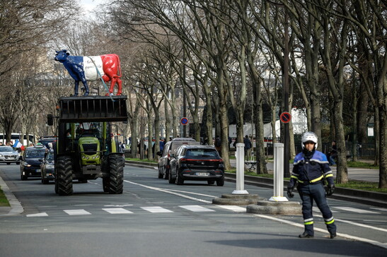 Trattori a Parigi alla vigilia del Salone dell'Agricoltura