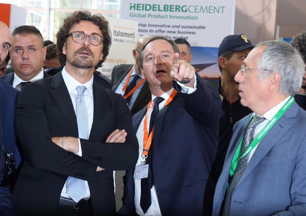 Il ministro Danilo Toninelli (S), con Enrico Borgarello (D), direttore Innovazione di Italcementi, e Giuseppe Marchese, consigliere delegato di Calcestruzzi SpA (C) © ANSA