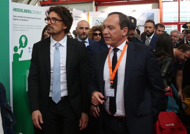 Il ministro delle Infrastrutture e Trasporti, Danilo Toninelli, in visita allo stand Italcementi al SAIE di Bologna © ANSA