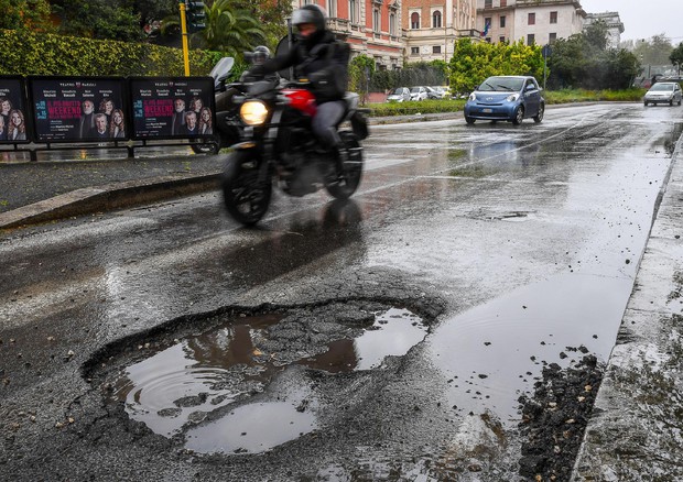 Incidenti stradali: a Roma meno con moto, pericolo sono buche © ANSA