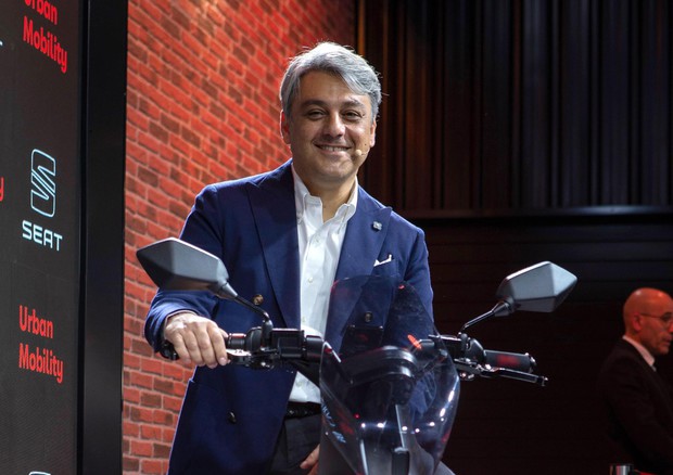 Seat ridisegna mobilità, ecco scooter elettrico: come un 125. In sella, il presidente di Seat Luca De Meo © EPA