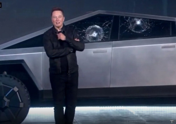 Sfida Tesla-Ford nel tiro alla fune degenera su Twitter © ANSA
