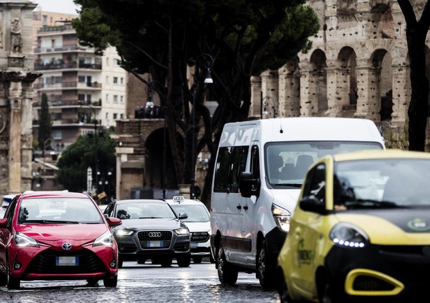 Maltempo:a Roma allagamenti e traffico, oggi scuole chiuse © ANSA
