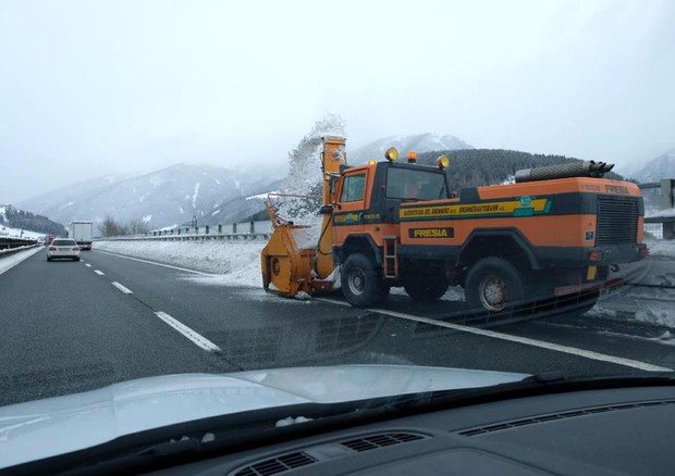 Caos neve Alto Adige: ancora mezzi pesanti in sosta su A22 © ANSA
