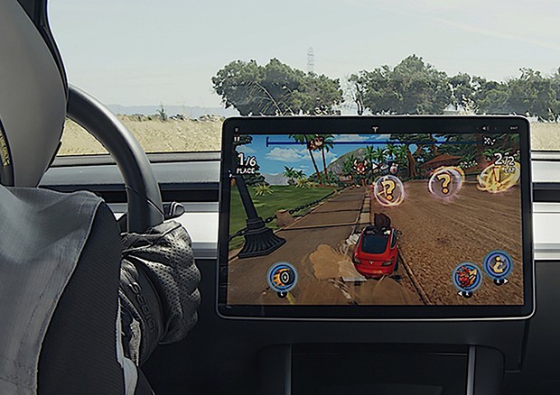 Al volante di Tesla Model 3 si può giocare ai videogames © Tesla