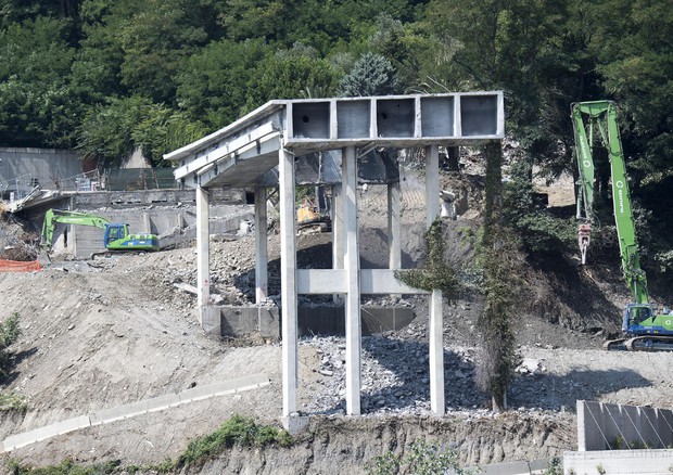 Quello che rimane del ponte Morandi, le pile 1 e 2 vengono demolite meccanicamente. Nel cantiere del ponte sul Polcevera proseguono i lavori per la costruzione delle nuove pile per il nuovo ponte. Genova, 9 agosto 2019 © ANSA