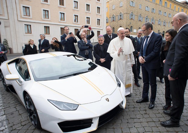 Papa: 900mila euro per vendita asta 'sua' Lamborghini © EPA