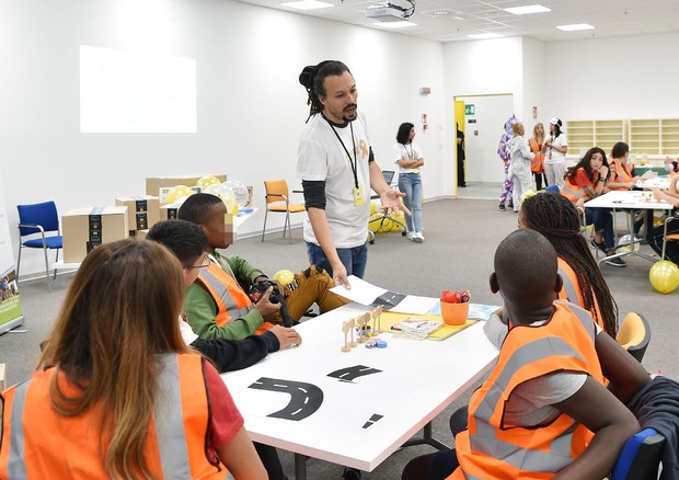 Amazon Goes Gold, bimbi Casa Oz a scuola di robotica © ANSA