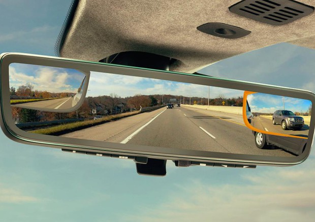 Aston Martin sperimenta con Gentex nuovo Full Display Mirror © Aston Martin
