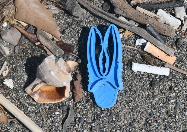Microplastiche e detriti su una spiaggia del litorale genovese (archivio) © ANSA 