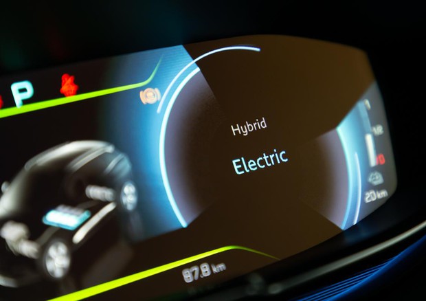 Peugeot punta su ibrido plug-in, 4 le modalità di guida © ANSA