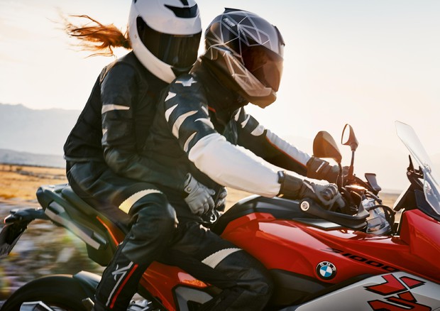 BMW Motorrad, sicurezza e confort con tuta X Ride © ANSA