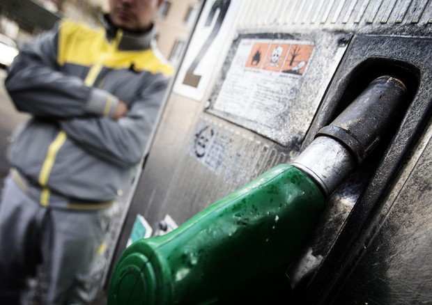 Scende il prezzo della benzina, stop degli impianti in autostrada © ANSA
