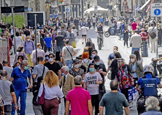 Fase 2: Napoli, folla nelle strade dello shopping © 
