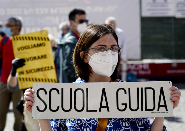Fase 2: protesta a Napoli gestori autoscuole © 