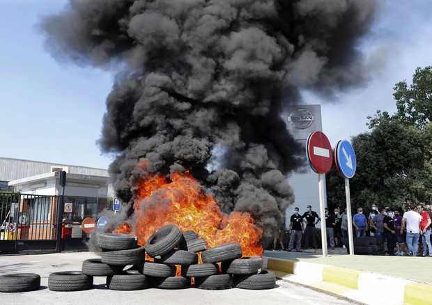 Protests as Nissan announces the closure its plant in Barcelona © EPA
