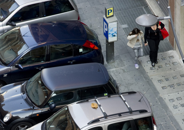 Parcheggiatore abusivo indica posto auto ai vigili, multato © ANSA 