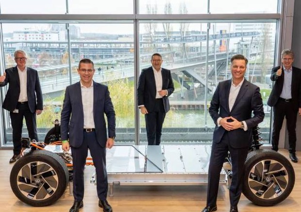 Volkswagen: nuove partnership per produzione di batterie (ANSA)