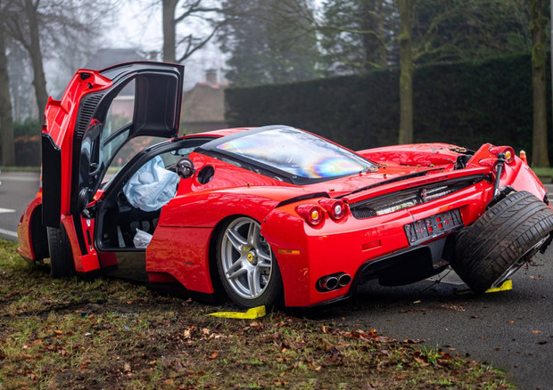 Ferrari Enzo, sbanda sul bagnato e sono danni milionari © ANSA