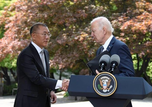 Euisun Chung, Executive Chair di Hyundai Motor Group, con il presidente degli Stati Uniti Joe Biden © ANSA