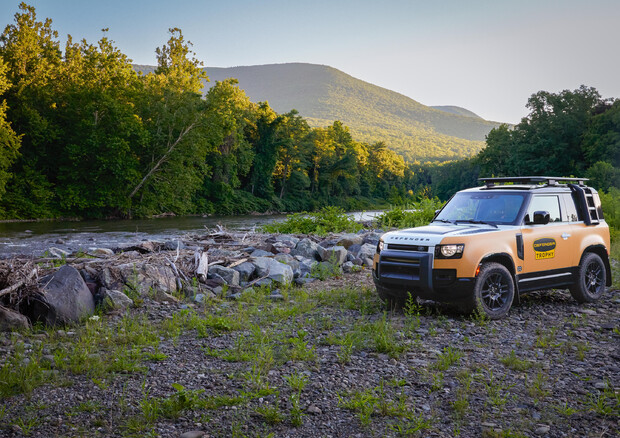 Land Rover Defender, Trophy Edition apre porte all'avventura © Web
