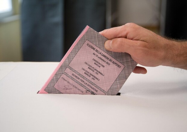 La scheda inserita da un elettore nell'urna elettorale © ANSA