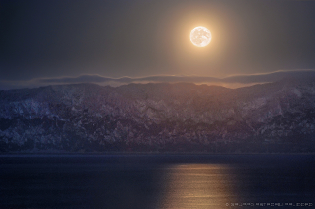 La Superluna del 13 luglio 2022 fotografata dall'isola di Tavolara, in Sardegna (foto di Francesco Tronci, ottenuta da 55 scatti a esposizioni diverse ed elaborati da Giuseppe Conzo/Gruppo Astrofili Palidoro)