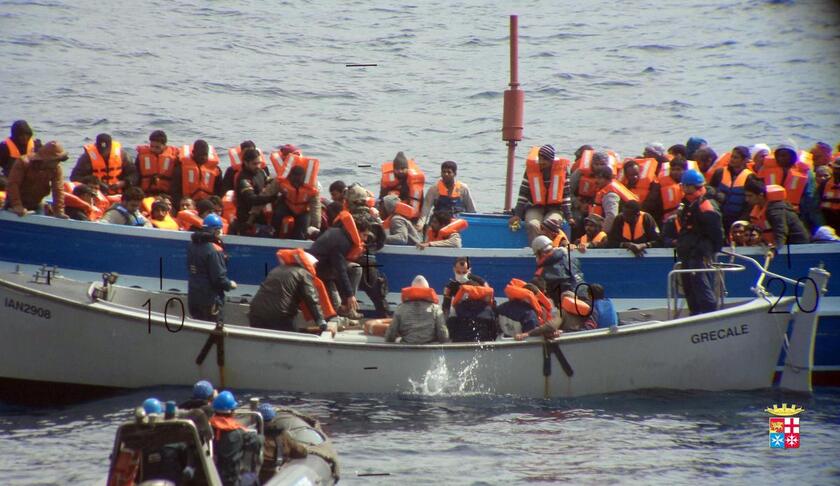 Immigrazione: navi Marina soccorrono 219 migranti - ALL RIGHTS RESERVED