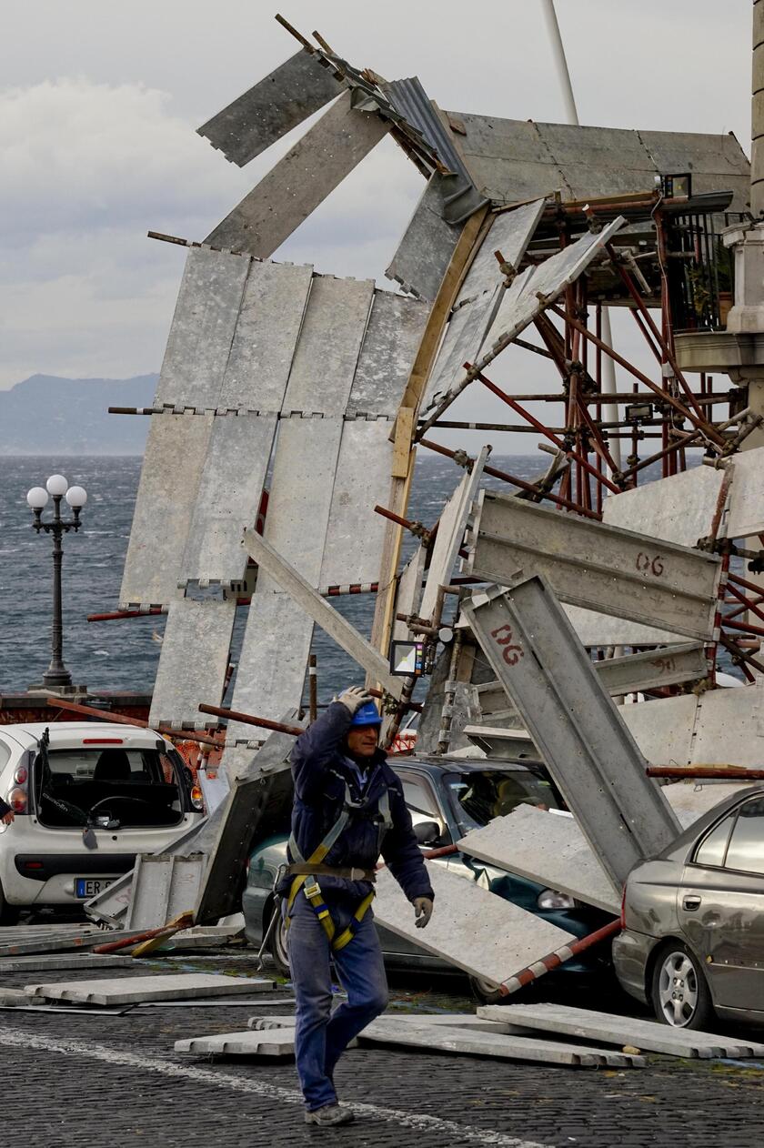 Maltempo: Napoli, cade impalcatura su auto in sosta - ALL RIGHTS RESERVED