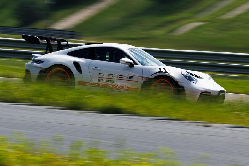 Porsche 911 Gt3 Rs, nessun compromesso per la super sportiva © ANSA/Web