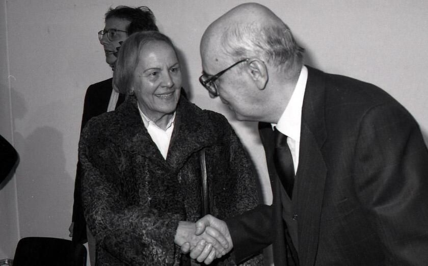 Giorgio Napolitano con Nilde Jotti e Walter Veltroni nella sala stampa di Botteghe Oscure - RIPRODUZIONE RISERVATA