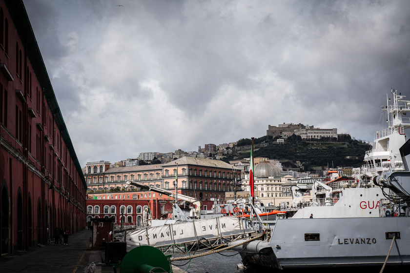 File turisti a Napoli al Molo San Vincenzo, effetto Mare Fuori - RIPRODUZIONE RISERVATA