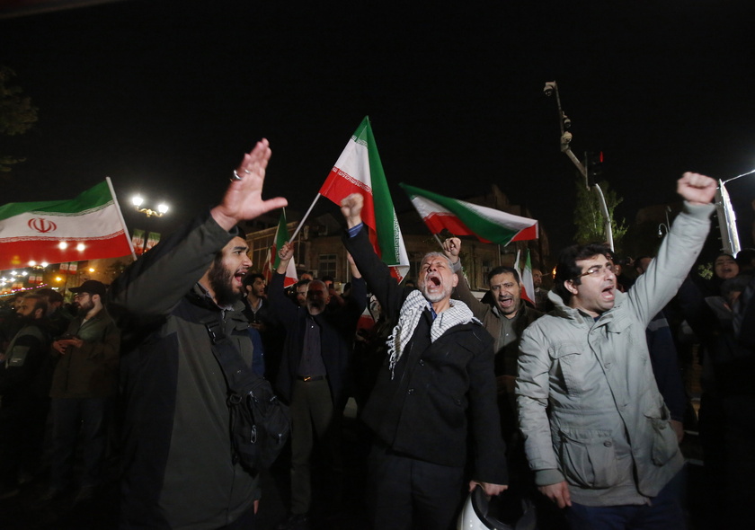Folla festante a Teheran dopo l 'attacco a Israele - RIPRODUZIONE RISERVATA