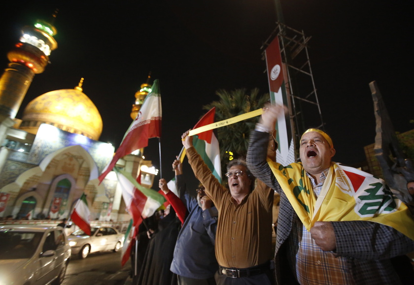 Folla festante a Teheran dopo l 'attacco a Israele - RIPRODUZIONE RISERVATA