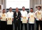 Alfredo Pratolongo, presidente Fondazione Birra Moretti, con i cinque chef finalisti © 