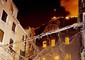 L'intervento dei Vigili del Fuoco dopo l'incendio al Teatro La Fenice il 29 gennaio 1996 © ANSA