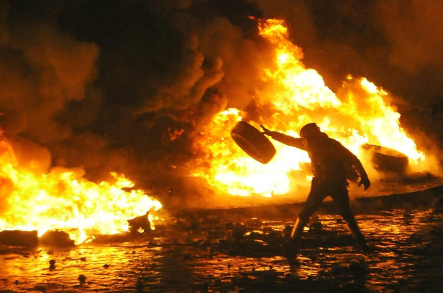 A meta' gennaio il Parlamento ucraino approva le leggi antiprotesta. Scoppia la rivolta con morti e feriti © Ansa